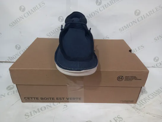 BOXED PAIR OF CLARKS COLEHILL EASY CANVAS SHOES IN NAVY UK SIZE 11