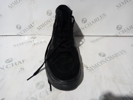 BOXED PAIR OF VANS SHOES IN BLACK UK SIZE 10.5