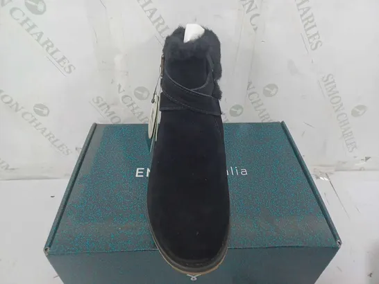 BOXED PAIR OF EMU AUSTRALIA FAUX SUEDE BOOTS IN BLACK - SIZE 7 