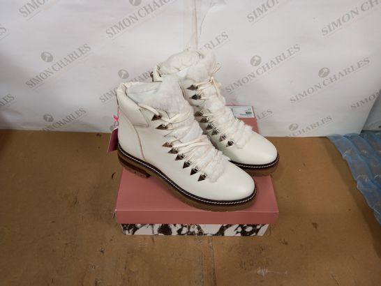 BOXED PAIR OF MODA IN PELLE BOOTS- SIZE 41