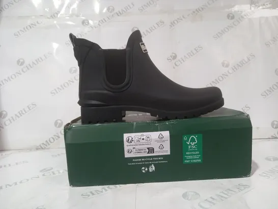 BOXED PAIR OF BARBOUR WILTON BOOTS IN BLACK UK SIZE 7