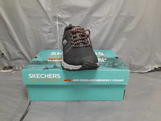 BOXED PAIR OF SKECHERS OUTDOOR MEMORY FOAM TRAINERS IN NAVY SIZE 7