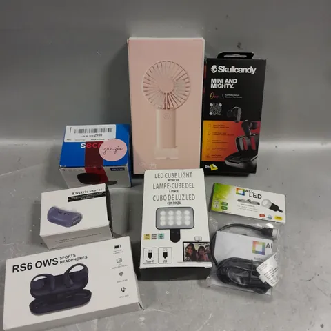 APPROXIMATELY 15 ASSORTED ELECTRICAL PRODUCTS TO INCLUDE WIRELESS EARPHONES, CAMERA FLASH, HANDHELD FAN ETC 