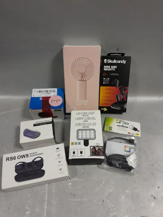 APPROXIMATELY 15 ASSORTED ELECTRICAL PRODUCTS TO INCLUDE WIRELESS EARPHONES, CAMERA FLASH, HANDHELD FAN ETC 