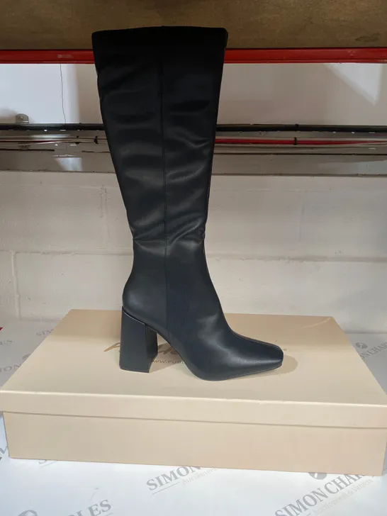 BOXED PAIR OF PUBLIC DESIRE BLAKC BOOTS SIZE 5