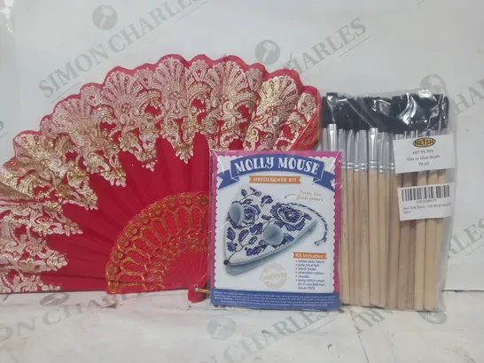 LOT OF APPROXIMATELY 15 ASSORTED HOUSEHOLD ITEMS TO INCLUDE NEISH FLUX OR GLUE BRUSHES, MOLLY MOUSE NEEDLECASE KIT, HAND FAN IN RED, ETC