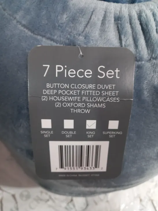 REVERSABLE 7 PIECE KING SIZE BED SET IN BLUE 