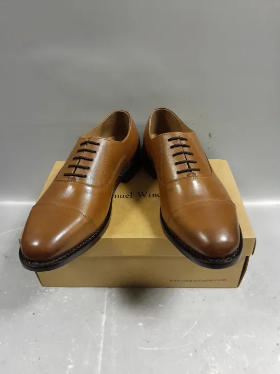 BOXED PAIR OF SAMUEL WINDSOR GOODYEAR DRESS SHOES IN TAN - 8.5