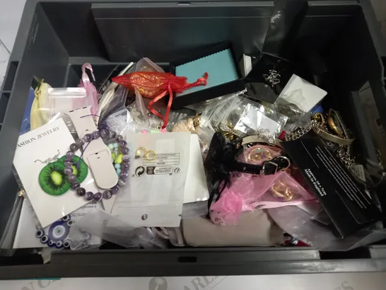 BOX OF APPROX 20 ASSORTED COSTUME JEWELLERY ITEMS INCLUDING NECKLACES, BRACELETS AND HEADBAND