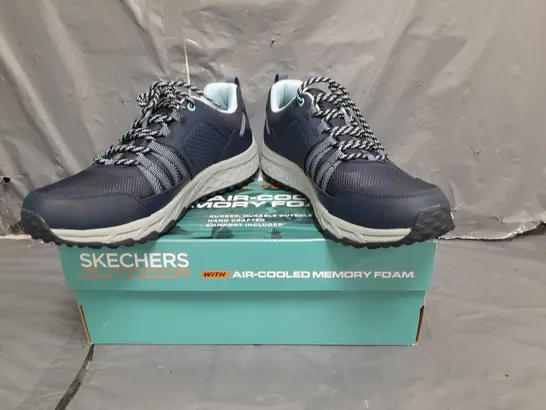 BOXED PAIR OF SKECHERS OUTDOOR MEMORY FOAM TRAINERS IN NAVY SIZE 6