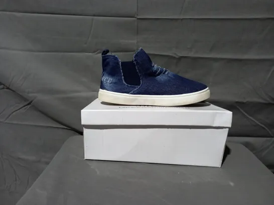 APPROXIMATELY 12 BOXED PAIRS OF W.S SLIP ON BLUE FLAT TRAINERS IN VARIOUS SIZES TO INCLUDE SIZES 38, 39, 40 