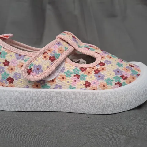 BOXED PAIR OF DESIGNER KIDS SHOES IN MULTICOLOUR EU SIZE 25