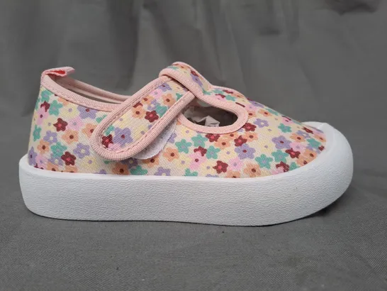 BOXED PAIR OF DESIGNER KIDS SHOES IN MULTICOLOUR EU SIZE 25