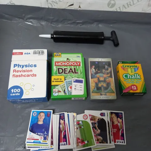 BOX OF APPROXIMATELY 15 ASSORTED ITEMS TO INCLUDE - CRAYOLA, MONOPOLY DEAL, FOOTBALL CARDS ETC