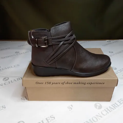 BOXED CUSHION WALK BUCKLE STRAP BOOT SIZE 6