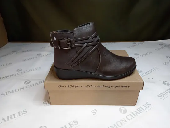 BOXED CUSHION WALK BUCKLE STRAP BOOT SIZE 6