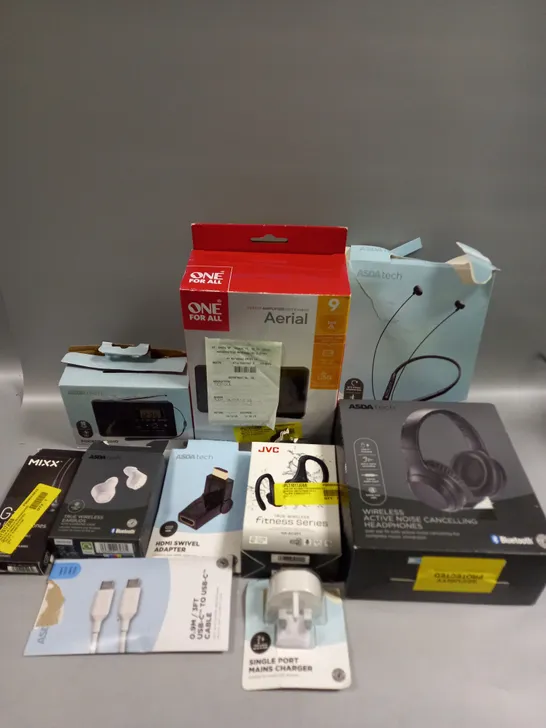 APPROXIMATELY 20 ASSORTED ELECTRICAL PRODUCTS TO INCLUDE HEADPHONES, CHARGING CABLES, POCKET RADIO ETC 