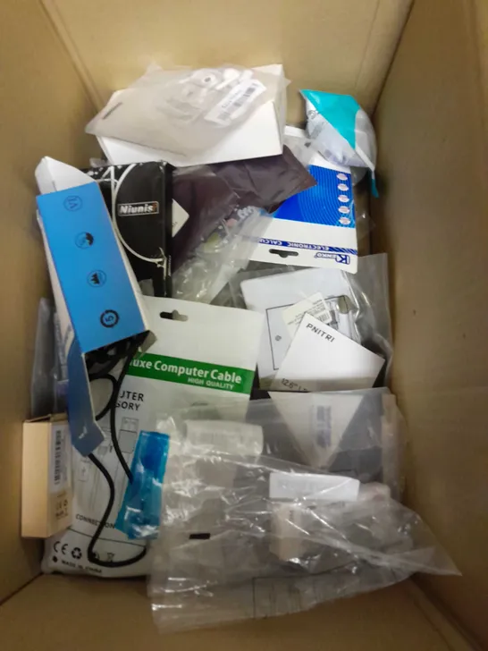 BOX OF APPROX 40 ELETRICAL ITEMS AND ACCESSORIES TO INCLUDE SANDISK CLIP SPORT PLUS, JVC GUMMY WIRELESS EARBUDS, ONE FOR ALL UNIVERSAL TV REMOTE ETC 