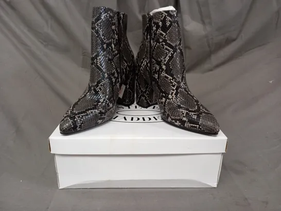 BOXED PAIR OF STEVE MADDEN ANKLE BOOTS IN GREY/OTHER SNAKE EU SIZE 41