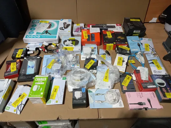 LOT OF APPROX. 38 ASSORTED TECH ITEMS TO INCLUDE STREAMING KIT, PHONE CHARGERS, HDMI CABLES ETC