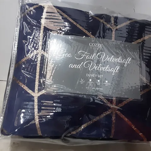 BRAND NEW COZEE HOME GEO FOIL VELVETSOFT DUVET SET , SINGLE 