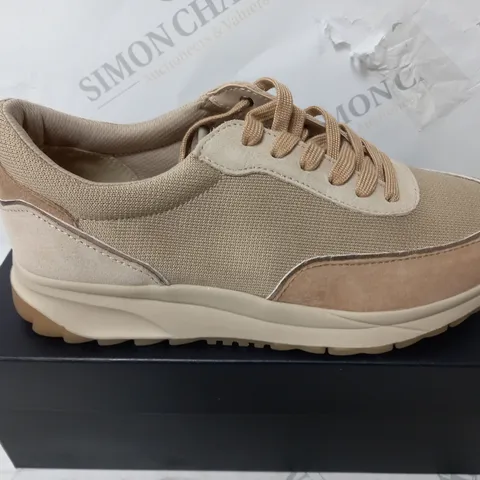 BOXED PAIR OF NATURALIZER PLATFORM TRAINERS IN TAN/BROWN - SIZE 6