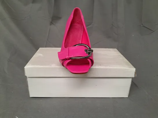 BOXED PAIR OF DESIGNER OPEN TOE MID HEELED SHOES IN FUCHSIA EU SIZE 39