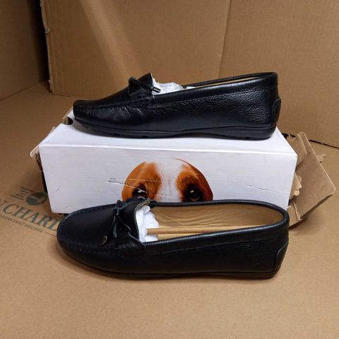BOXED PAIR OF HUSH PUPPIES BLACK PUMPS - SIZE 7