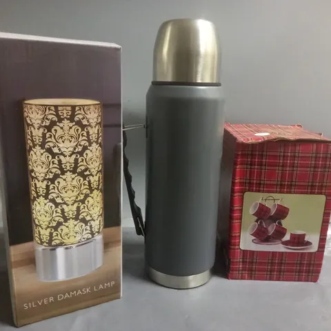 APPROXIMATELY 15 ASSORTED HOUSEHOLD ITEMS TO INCLUDE ROYAL STEWART MUGS, SILVER DAMASK LAMP, FLASK, ETC