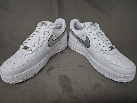 BOXED PAIR OF NIKE WOMEN'S AIR FORCE 1 '07 ESS SHOES IN WHITE/METALLIC SILVER UK SIZE 8.5