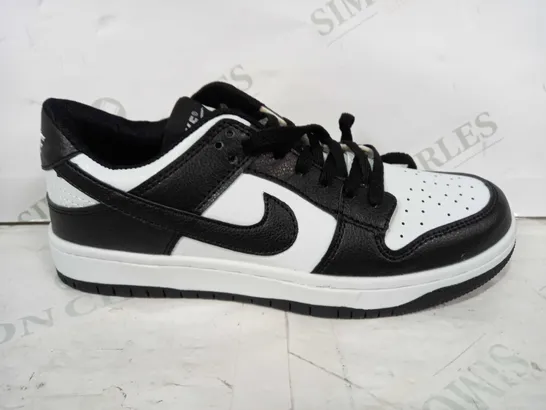 BOXED PAIR OF NIKE TRAINERS IN WHITE/BLACK UK SIZE 5.5