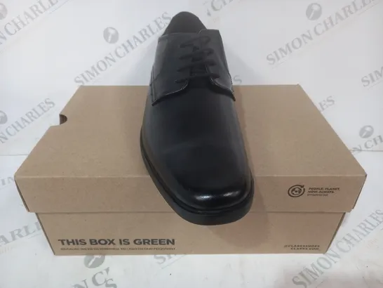 BOXED PAIR OF CLARKS HOWARD WALK SHOES IN BLACK UK SIZE 10