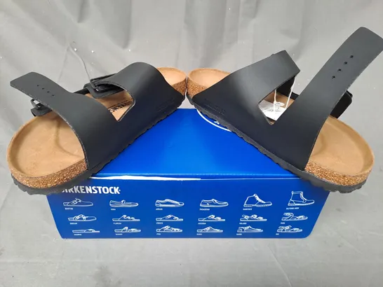 BOXED PAIR OF BIRKENSTOCK ARIZONA BS OPEN TOE SANDALS IN BLACK UK SIZE 5.5