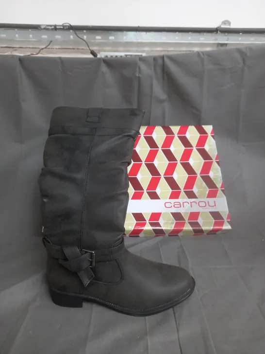 BOXED PAIR OF CARROU KNEE HIGH BLACK HEELED BOOTS SIZE 38