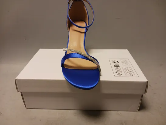 BOXED PAIR OF DESIGNER OPEN TOE BLOCK HEELS IN SAPPHIRE BLUE W. JEWEL EFFECT DETAIL EU SIZE 42