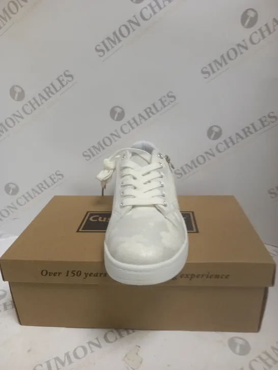 BOXED CUSHION WALK FLORAL TRAINERS IN IVORY - SIZE 5