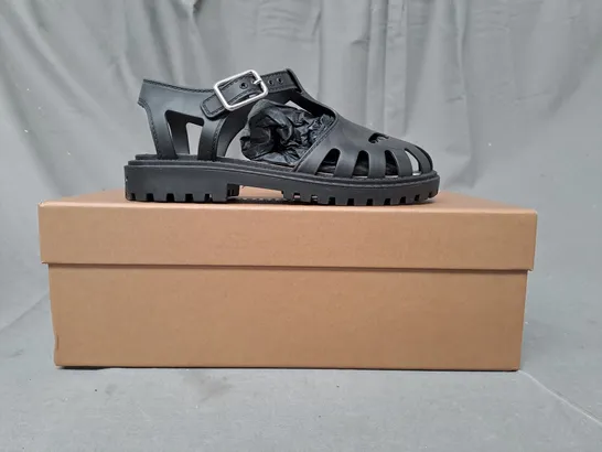 BOXED PAIR OF BURBERRY KIDS SANDALS IN BLACK UK SIZE 12