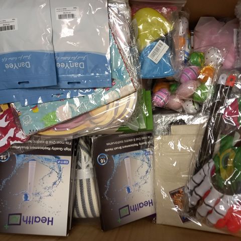 BOX OF ASSORTED ITEMS TO INCLUDE CLEAR GLASS VASE, FITNESS RESISTANCE BANDS, MOBILE PHONE SCREEN PROTECTORS, ETHERNET CABLES, ELECTRIC TOOTHBRUSH REPLACEMENT HEADS, MOUSEPADS, ETC