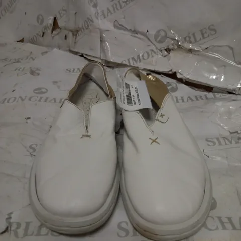 AD MILLIE LEATHER WHITE PAIR OF SHOES SIZE 5