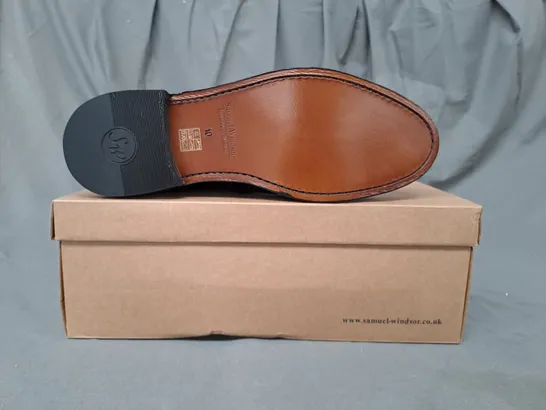 BOXED PAIR OF SAMUEL WINDSOR SHOES IN BLACK UK SIZE 10