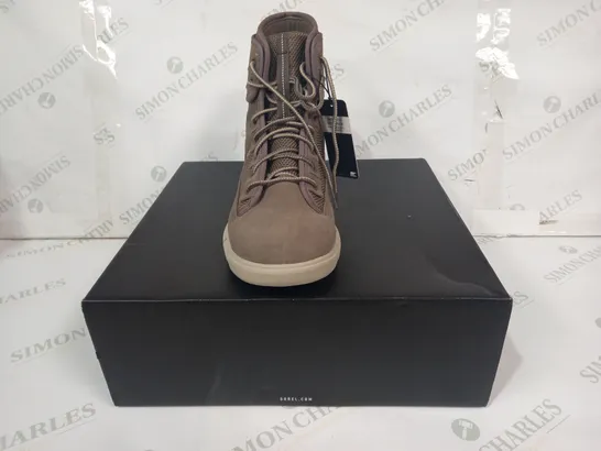 BOXED PAIR OF SOREL EXPLORER MISSION BOOTS IN WET SAND/LIGHT CLAY COLOUR UK SIZE 9.5