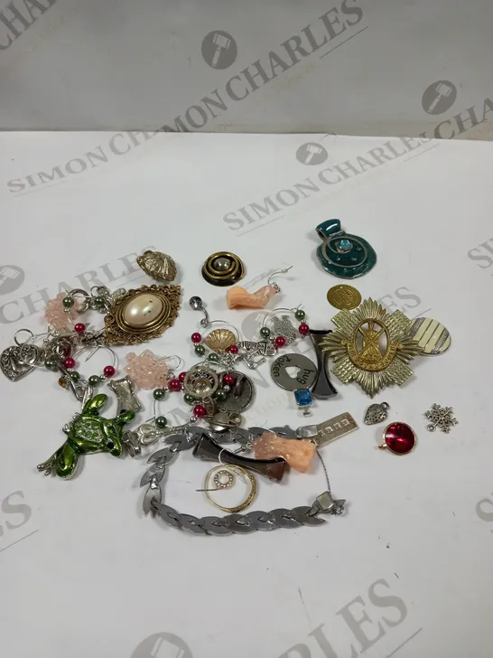 BOX OF ASSORTED LOOSE JEWELLERY ITEMS TO INCLUDE BRACELET, EARRINGS, CLOTHES PINS ETC