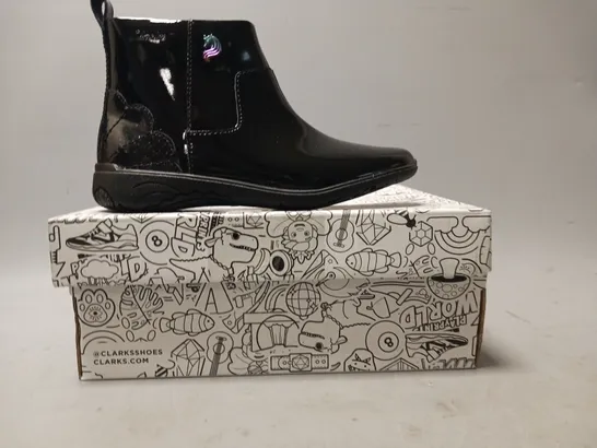 BOXED PAIR OF CLARKS PLAY PRINTS RELDA GLOW KIDS SHOES IN GLOSSY BLACK UK SIZE 13