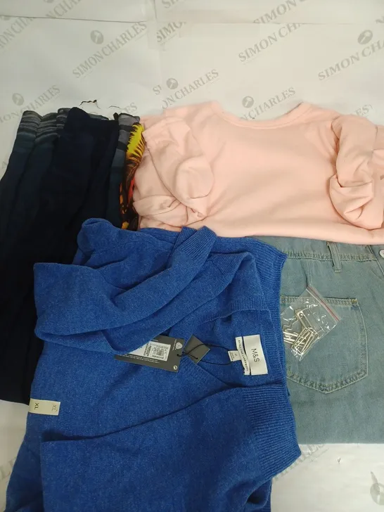 BOX OF APPROXIMATELY 30 ASSORTED CLOTHING ITEMS TO INCUDE - JEANS, JUMPER , TROUSERS ETC