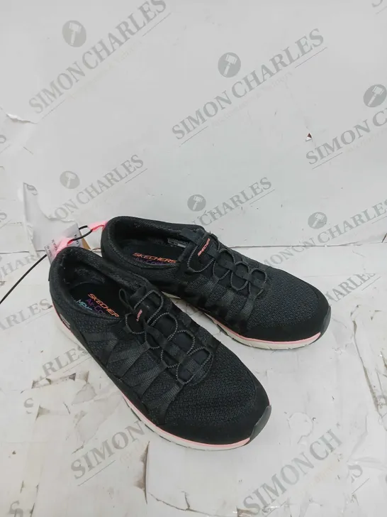 UNBOXED PAIR OF SKETCHERS GRATIS TRAINERS IN BLACK SIZE 8
