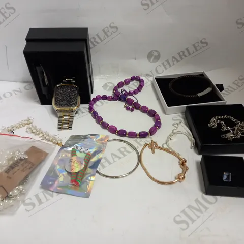 BOX OF APPROXIMATELY 25 ASSORTED JEWELLERY ITEMS TO INCLUDE CHARM BRACELET, PURPLE BEAD NECKLACE, PENDANT RING ETC 