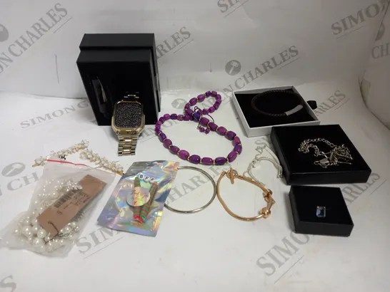 BOX OF APPROXIMATELY 25 ASSORTED JEWELLERY ITEMS TO INCLUDE CHARM BRACELET, PURPLE BEAD NECKLACE, PENDANT RING ETC 