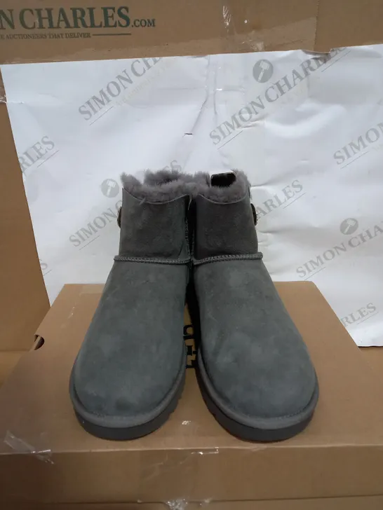 BOXED PAIR OF MINI BAILEY BUTTON BLING UGG BOOTS SIZE 6