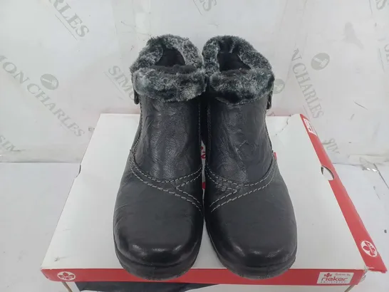 BOXED PAIR OF RIEKER ANKLE BOOTS WITH FUR CUFF IN BLACK - SIZE 39