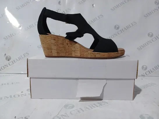 BOXED PAIR OF CLARKS UN PLAZA STRAP WIDE FIT NUBUCK WEDGE SANDALS IN BLACK - UK SIZE 6